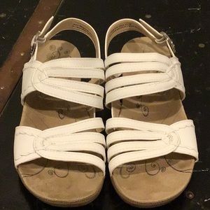 BareTraps white sandals Like New